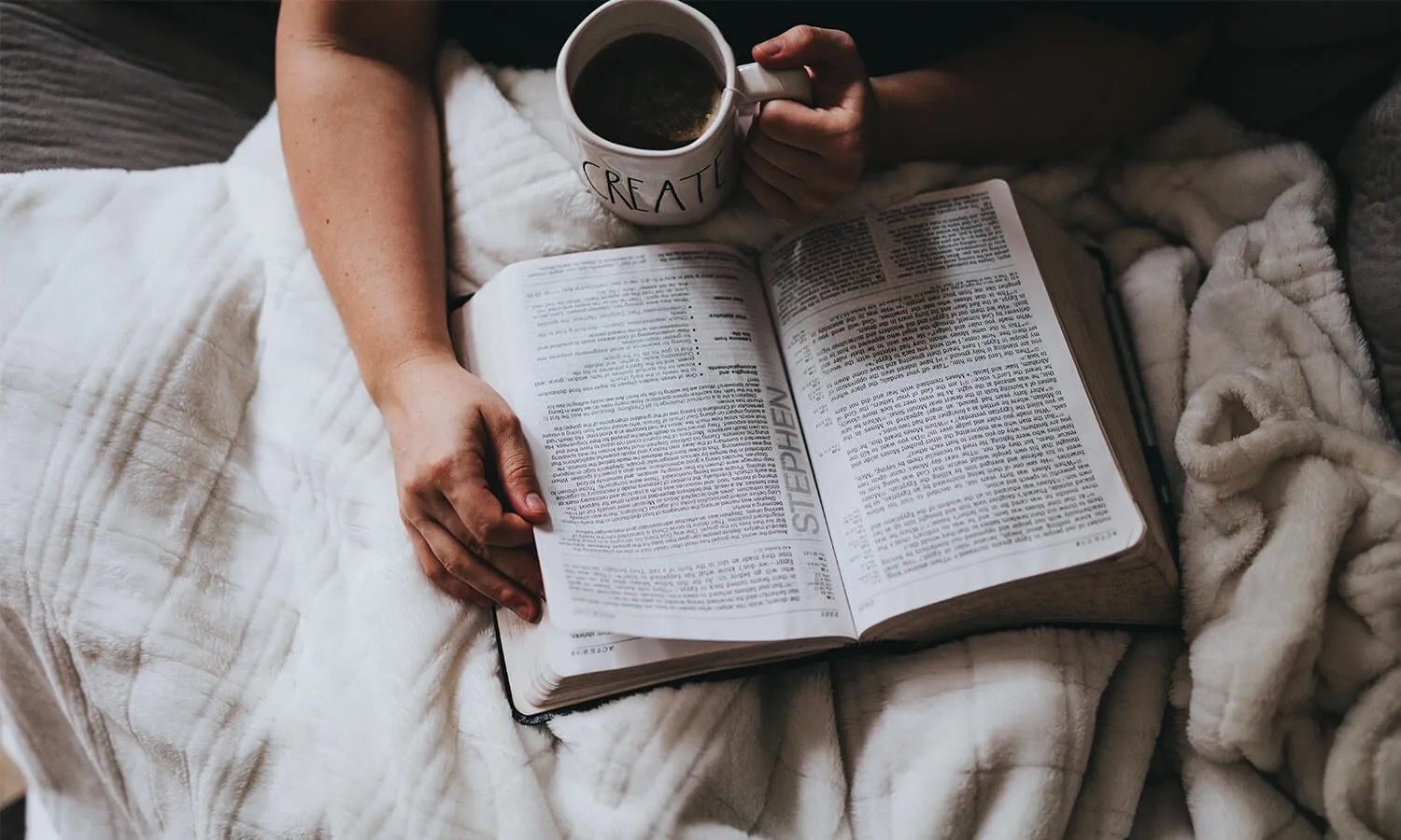 Klidná studovna s knihami