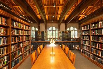 Rozlehlá knihovna s mnoha knihami